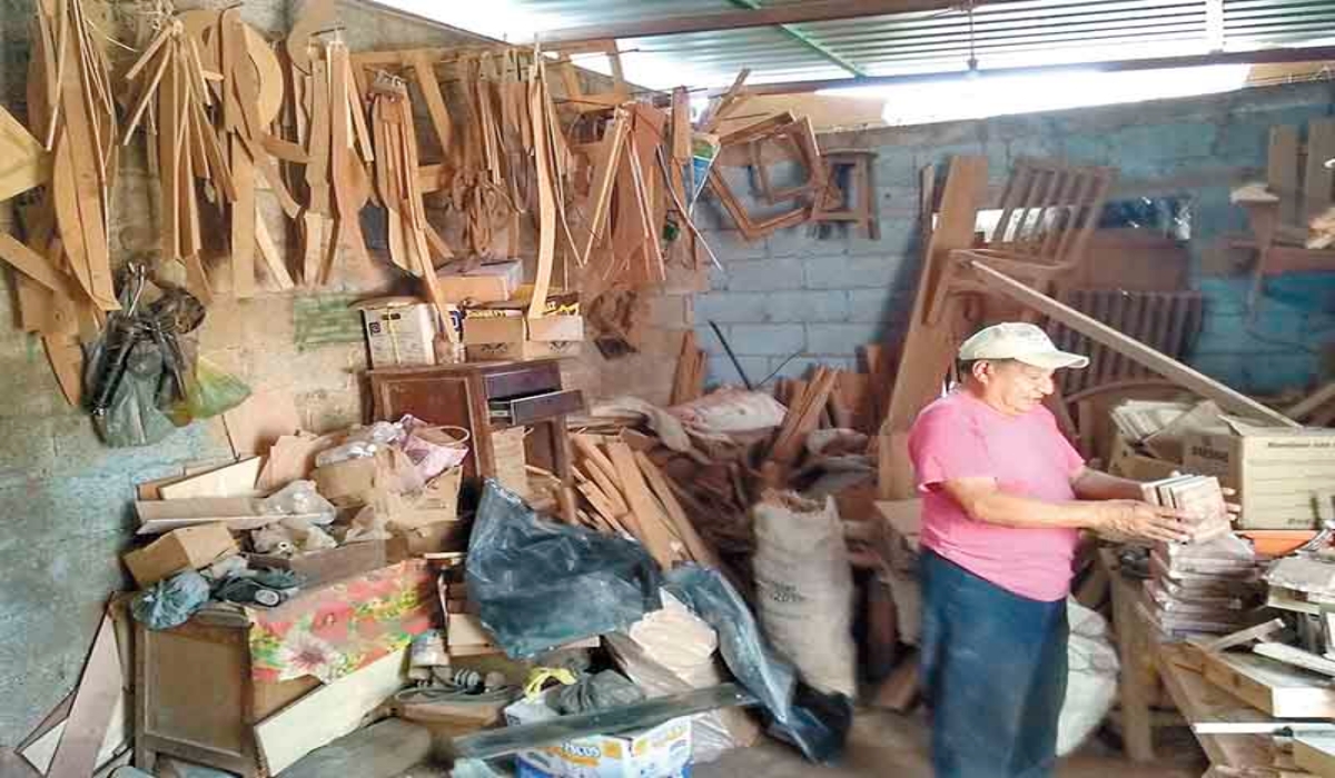 Los maestros carpinteros de Temozón señalan que iniciaron labores en modestos talleres. Fotos: Alfredo Osorio.