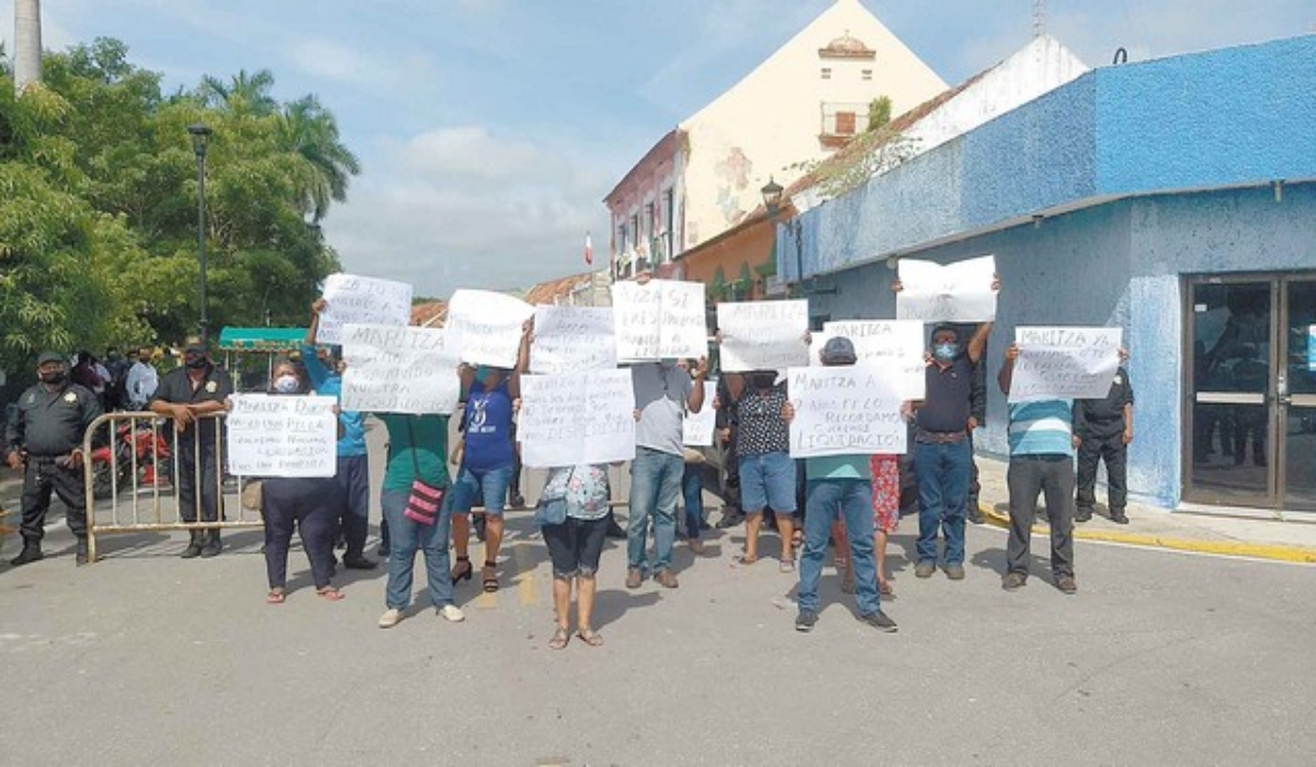 Extrabajadores de gobierno se manifiestan en Palizada, piden liquidación justa