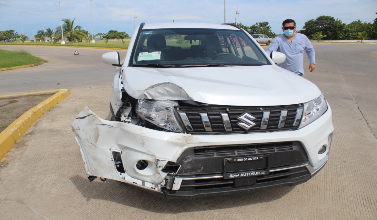 Camionetas protagonizan choque en glorieta de Ciudad del Carmen