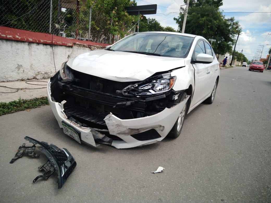 Cuantiosos daños dejó un choque en la colonia Esperanza; el conductor no respetó el alto. Foto: Fernando Poo Hurtado