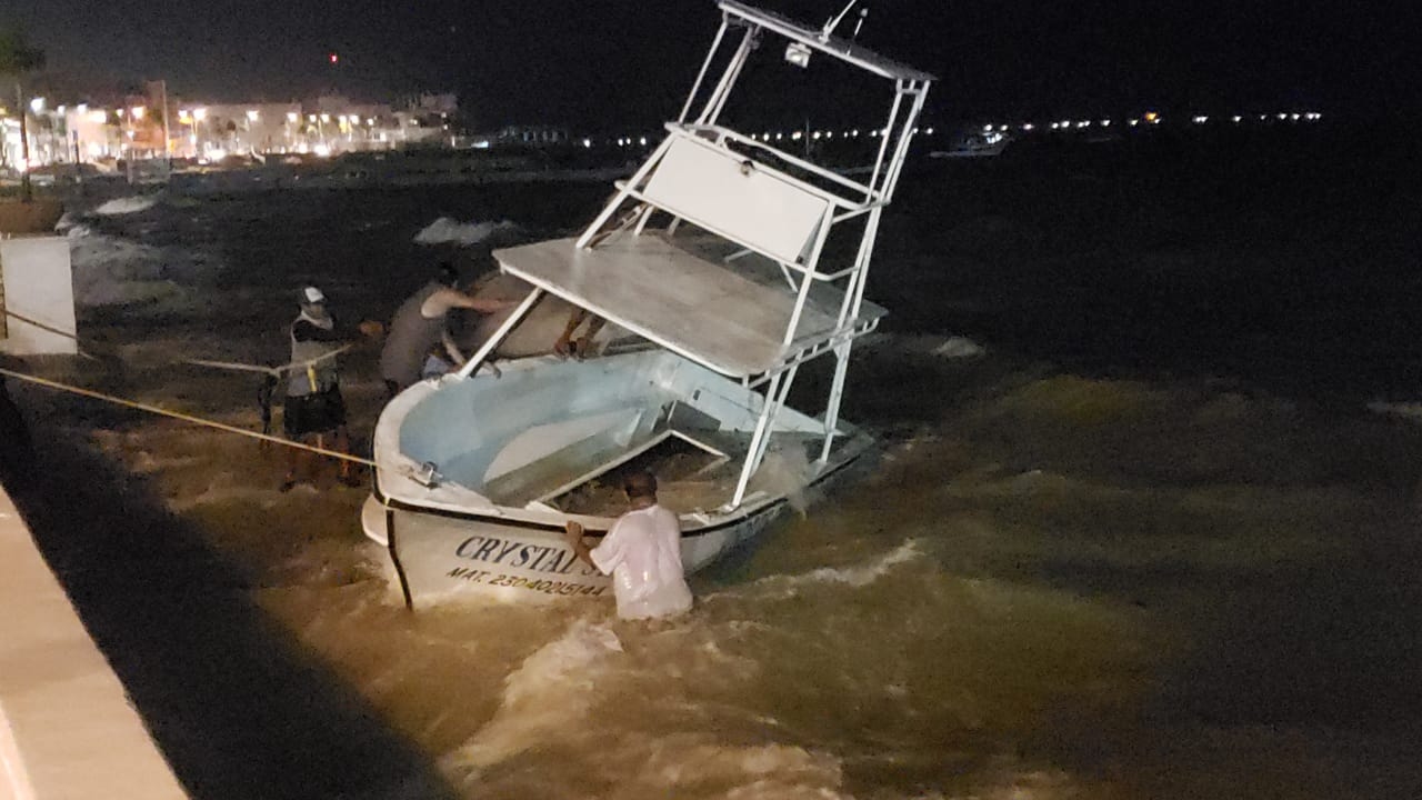 Fuerte oleaje casi se lleva una embarcación en Cozumel