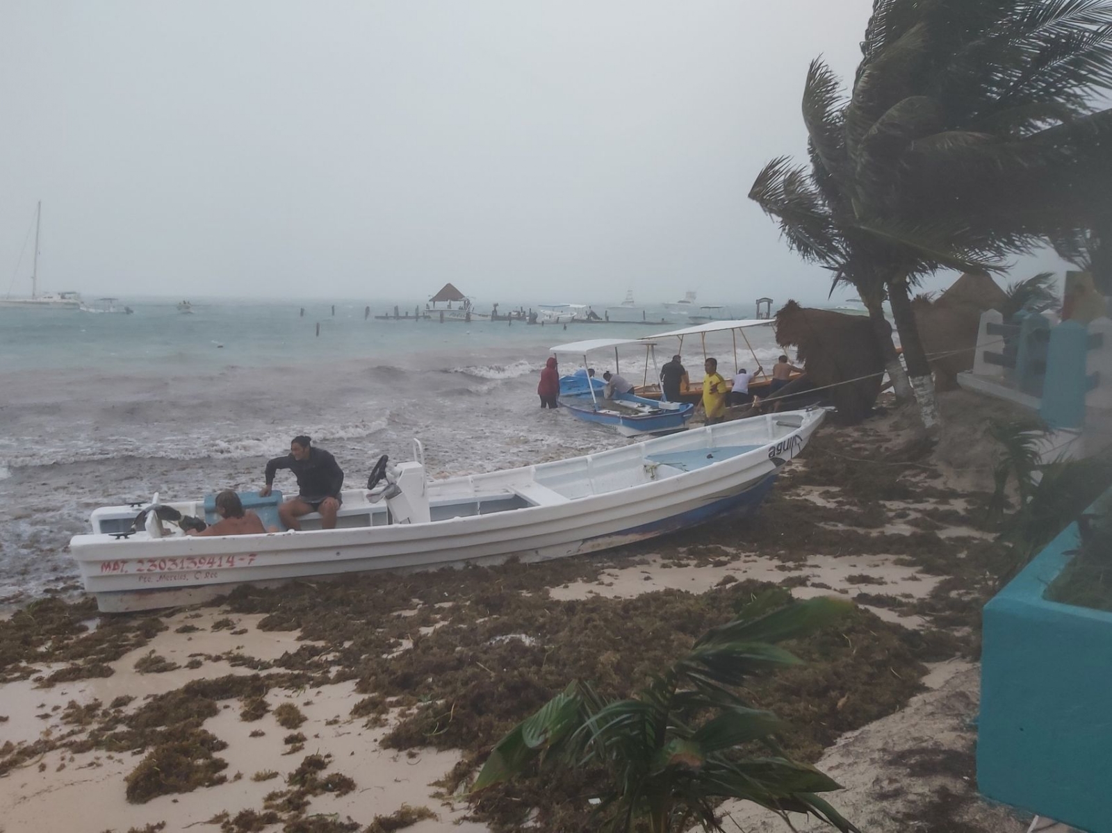 Lisa se encuentra a 100 km al norte de la Isla Roatán, Honduras, y a 200 km al sureste de Puerto Costa Maya, Quintana Roo