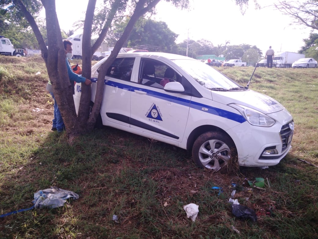 Taxi vuelca sobre el Periférico de Mérida tras ser chocado