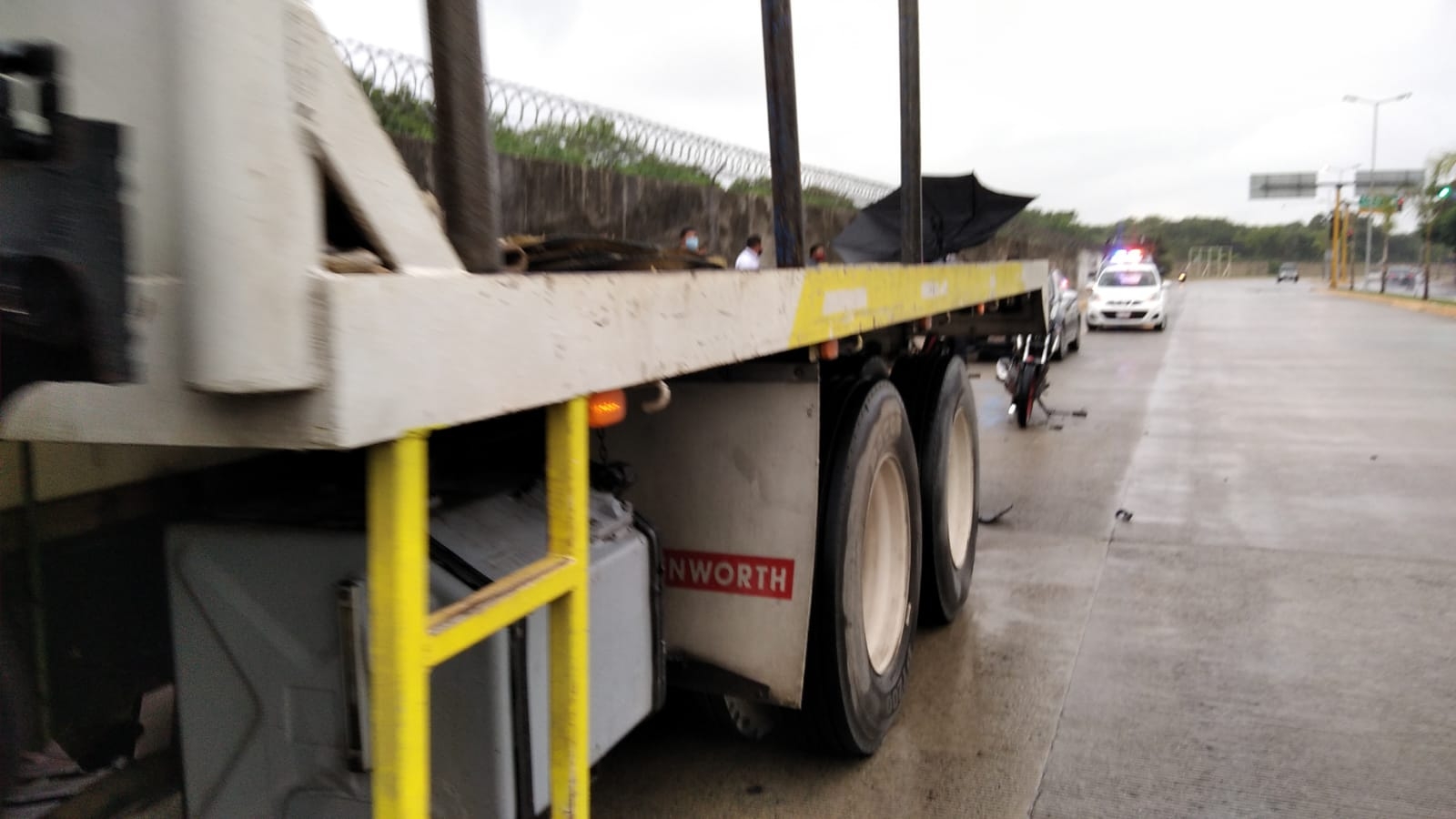 Motociclista choca contra un tráiler estacionado en Ciudad del Carmen