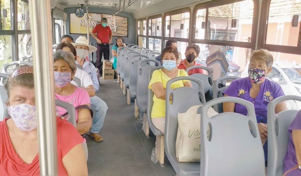 Pasajeros denuncian falta de medidas sanitarias en el transporte colectivo de Palizada. Foto: Julio Gutiérrez.