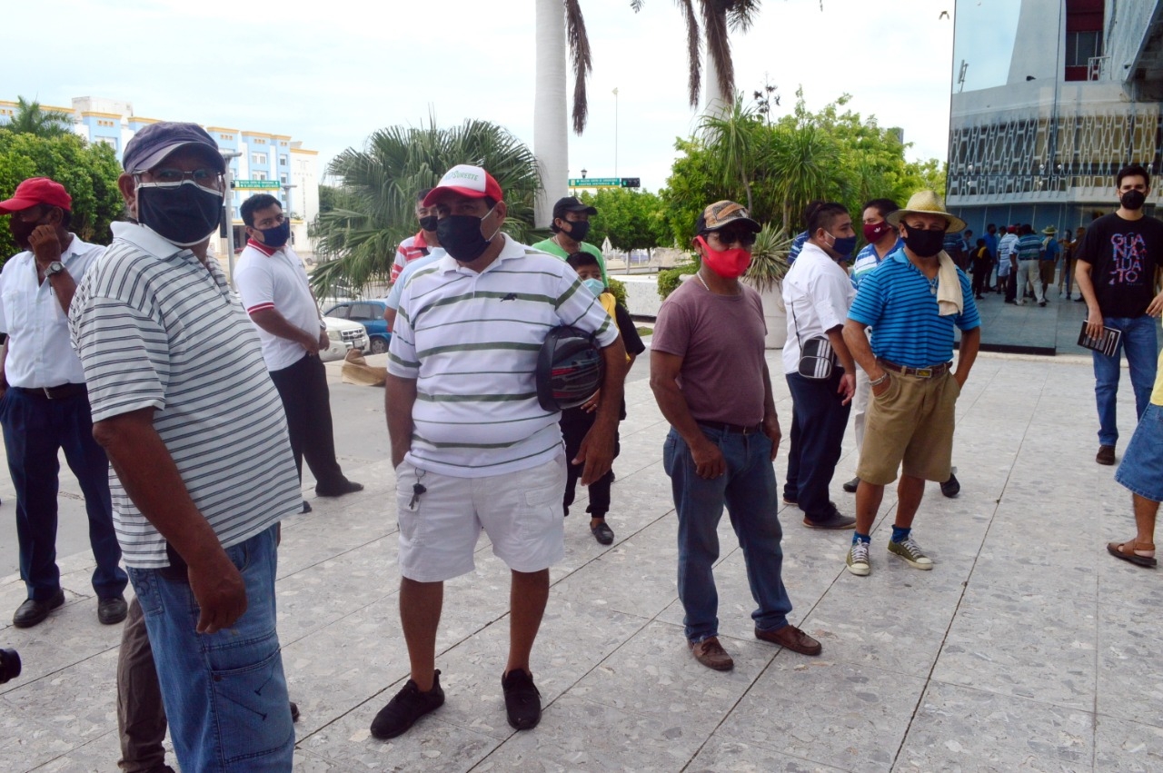 Los taxistas aseguran que los despidos, en plena contingencia sanitaria, es un golpe para ellos y su familia. Foto: Alan Gómez