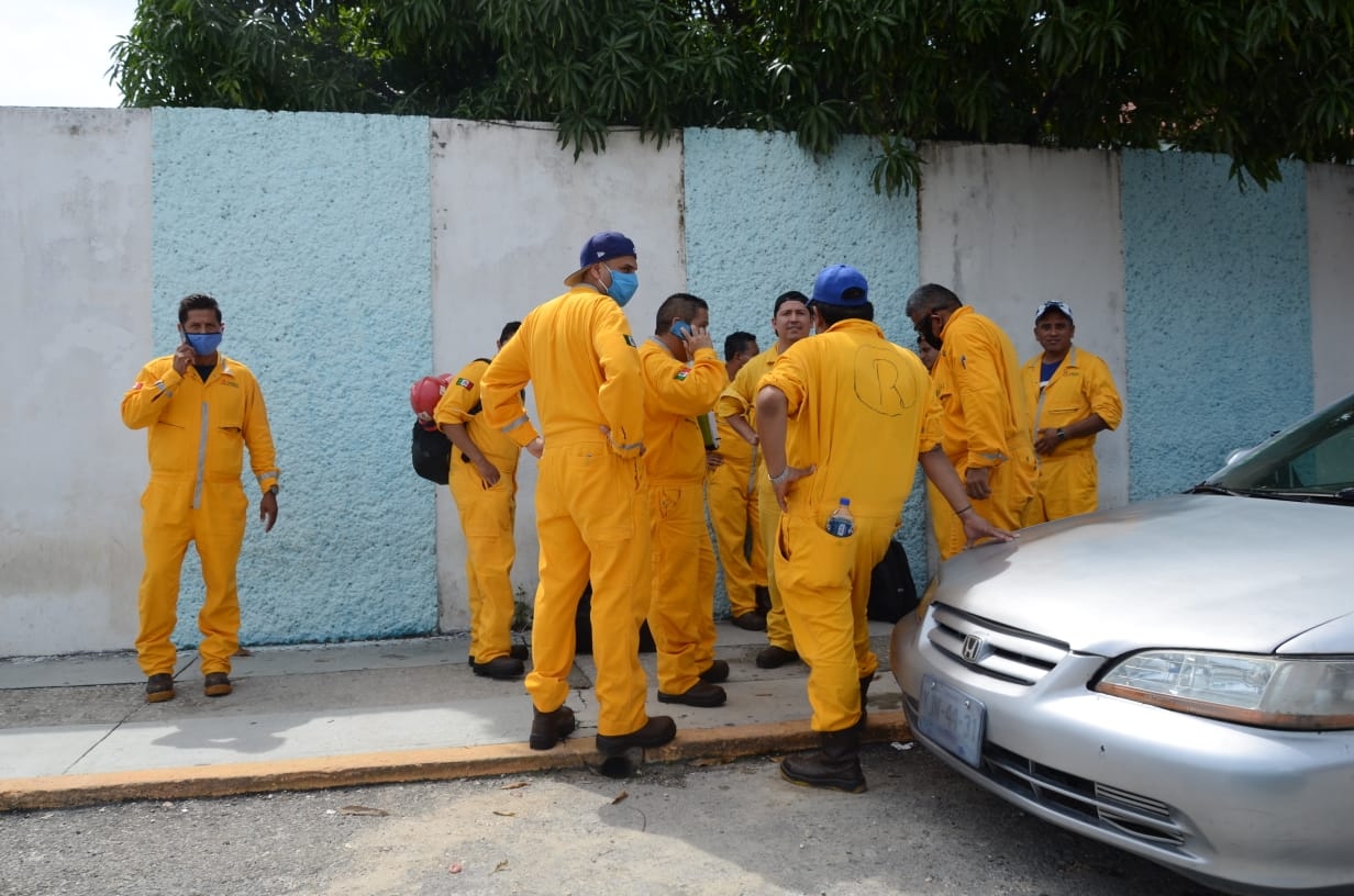 Trabajadores petroleros, sin amparo, retornan a sus labores en Ciudad del Carmen