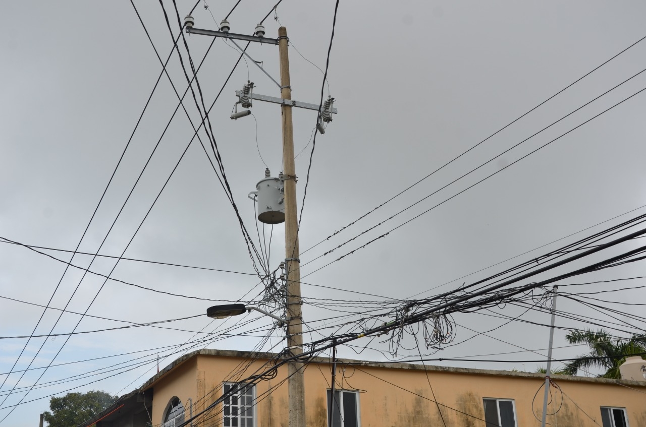 Los inconformes aseguran que diario sufren de apagones que ponen en peligro sus aparatos electrónicos Foto: José Pacheco