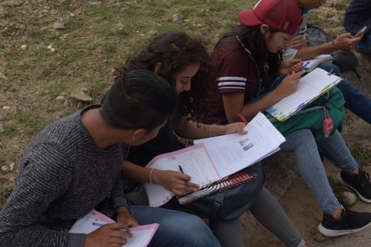 Las becas serán entregadas para evitar la deserción escolar Foto: Cuartoscuro