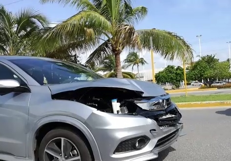 Conductor ocasiona carambola en la avenida Andrés Quintana Roo en Cancún