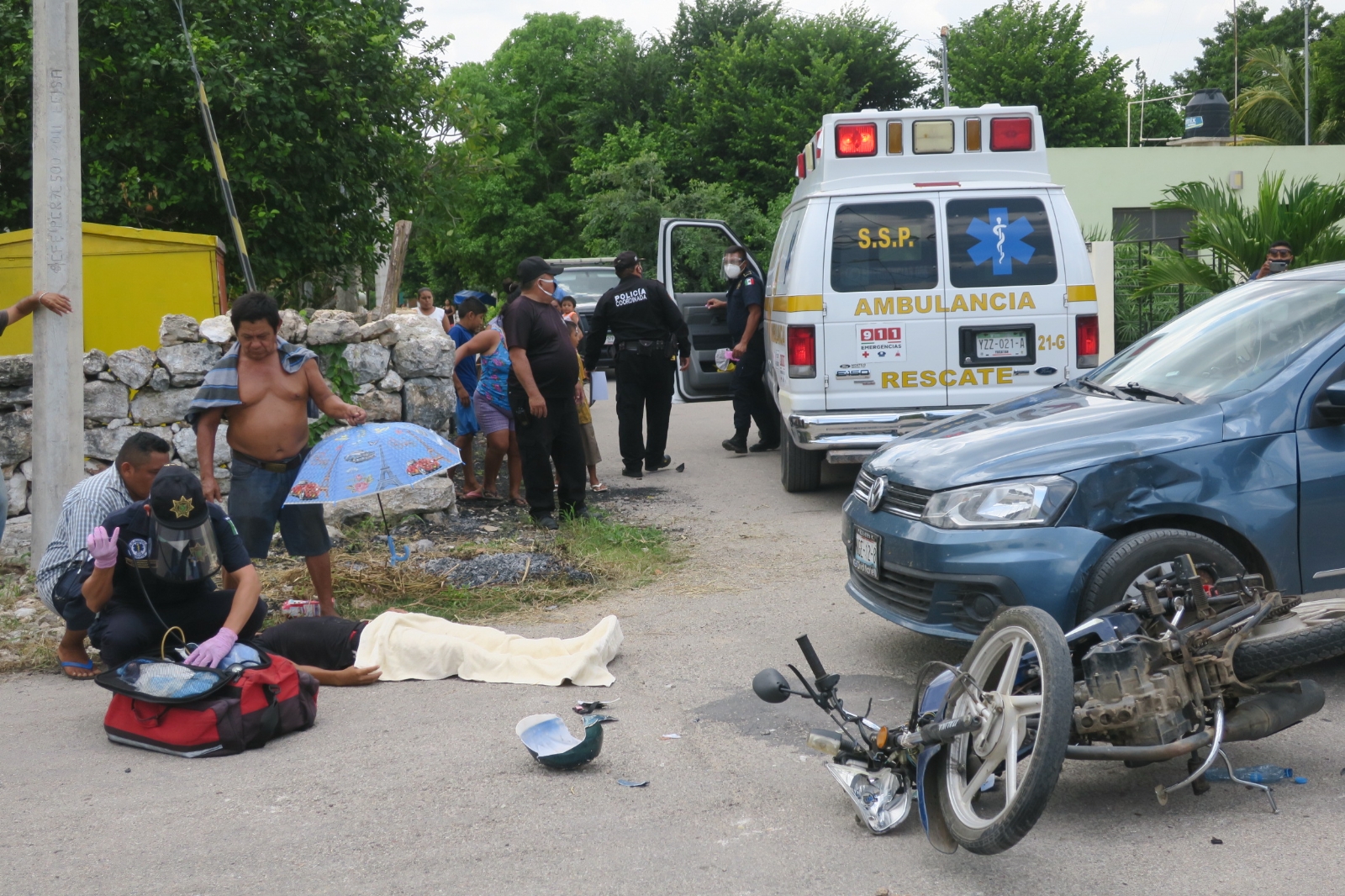 Menor de edad se estrella contra automóvil en Tetiz