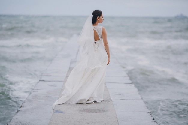 Novia muere al ser arrastrada por el mar en su sesión de fotos de boda (VIDEO)