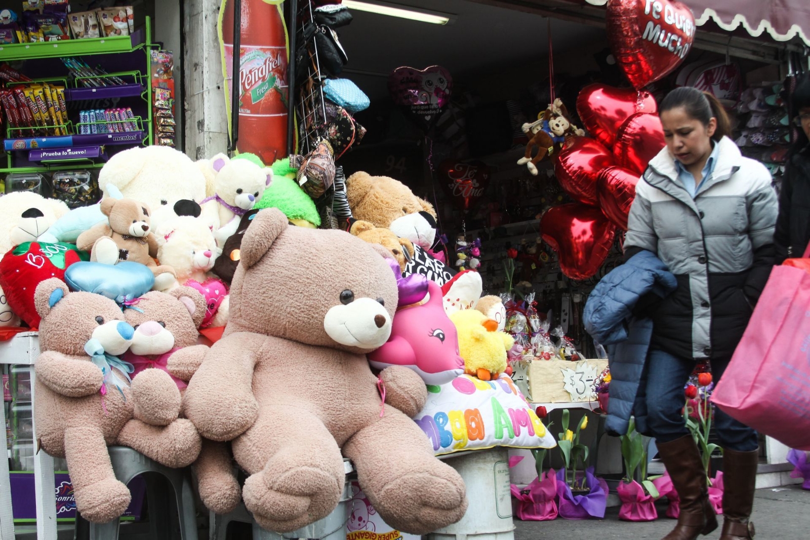 Joven roba osos de peluche para conquistar a su novia en Cancún