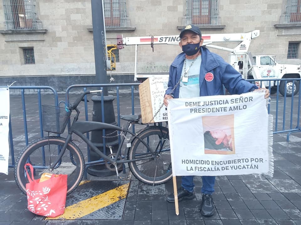 Yucateco se encadena en Palacio Nacional para exigir justicia por la muerte de su hijo