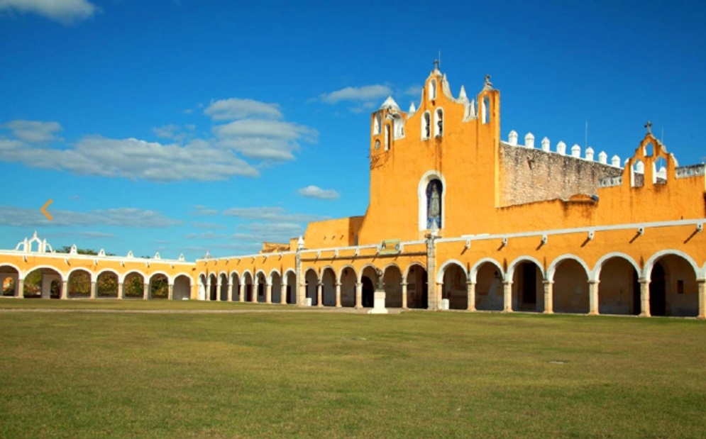 Turistas disfrutan de los atractivos de la Ciudad Amarilla de Izamal