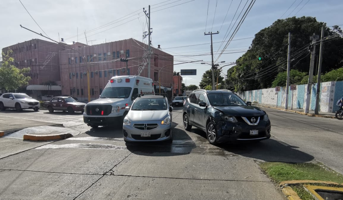 Error de semáforos ocasiona choque en Ciudad del Carmen, hay cuatro heridos