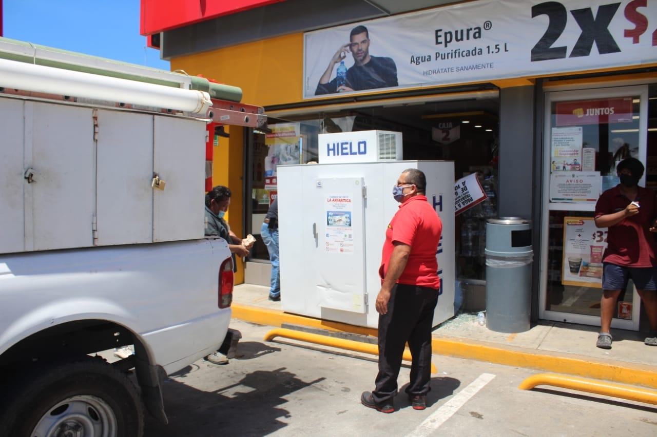 Yucateco choca contra un Oxxo en Ciudad del Carmen; iba por hielo