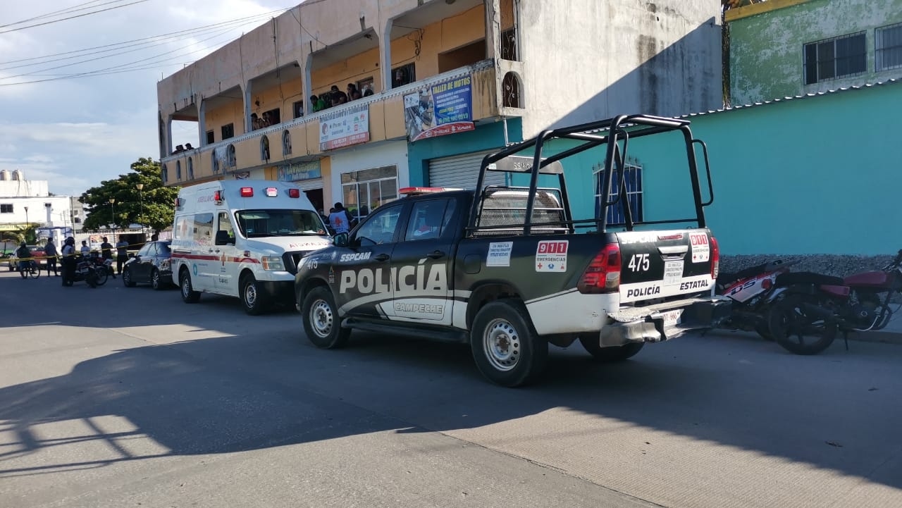 La mujer se sintió mal y se desvaneció al interior de la tienda Foto: Ricardo Jiménez