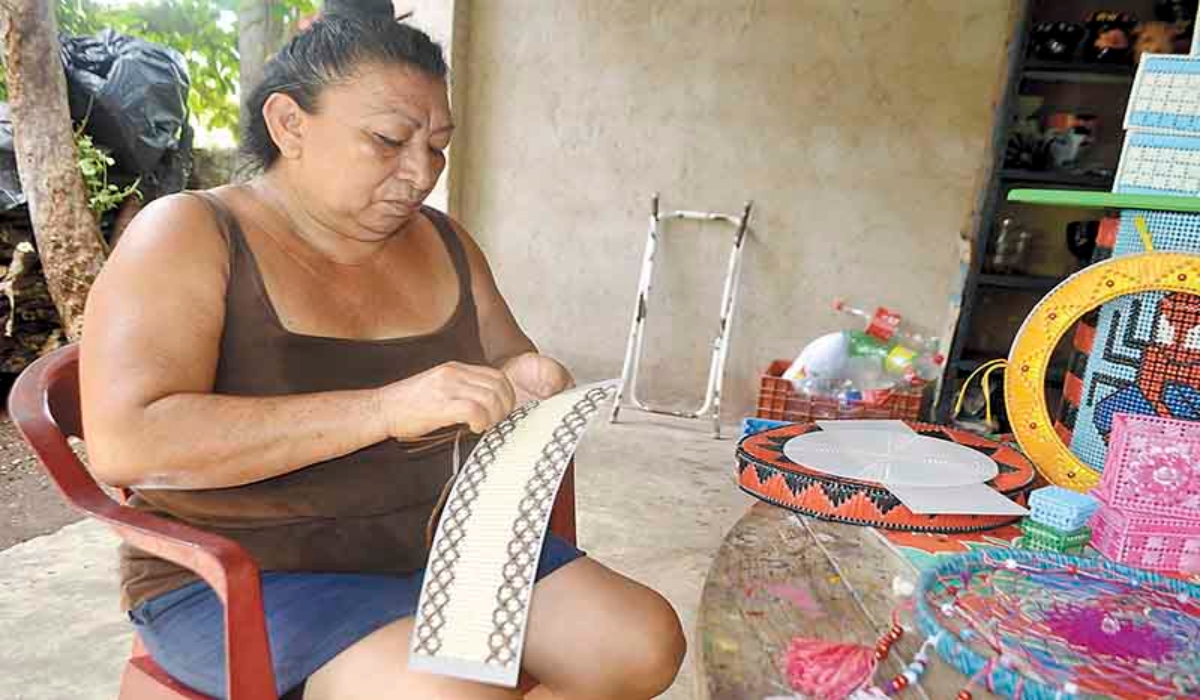 Pareja de Izamal elabora artesanías de rafia para sobrevivir