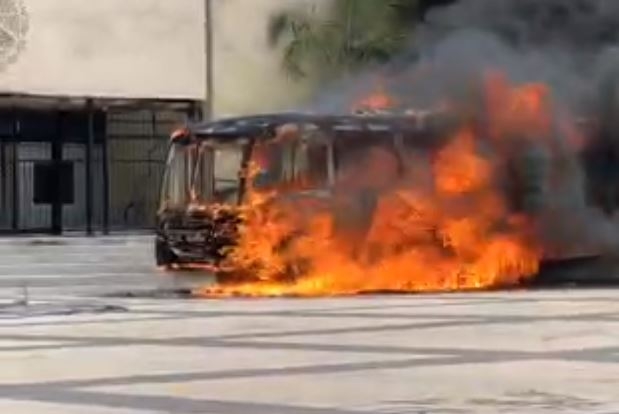 Normalistas prenden fuego a un camión frente al Palacio Central de Tuxtla (VIDEO)