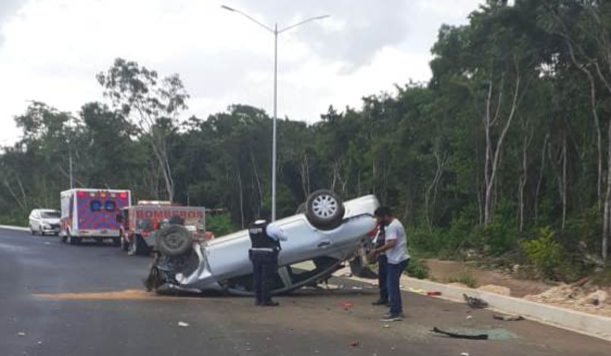 Conductor pierde el control de su vehículo y vuelca en Playa del Carmen