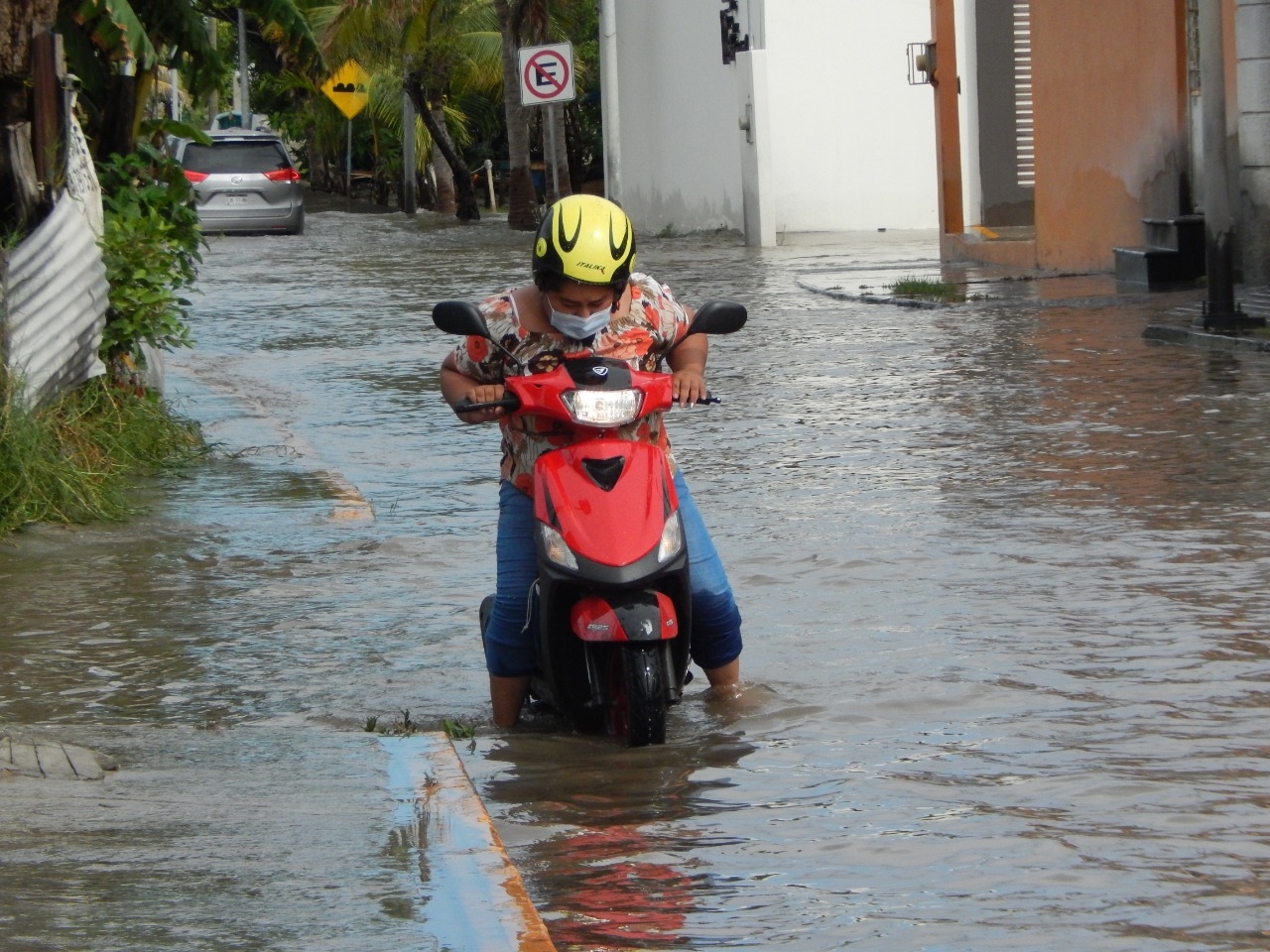 José Hernández vecino de la zona aseguró que debido a la falta de drenaje el agua se queda estancada inclusive con lluvias pequeñas.  Foto: Irene Barradas