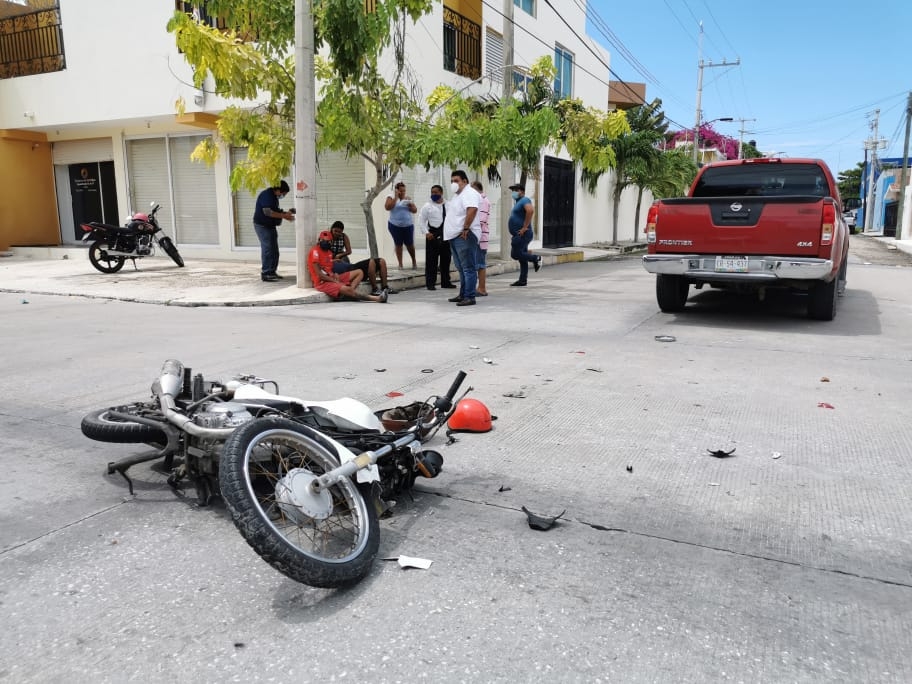 Motociclista choca contra camioneta que no respetó su alto en Ciudad del Carmen