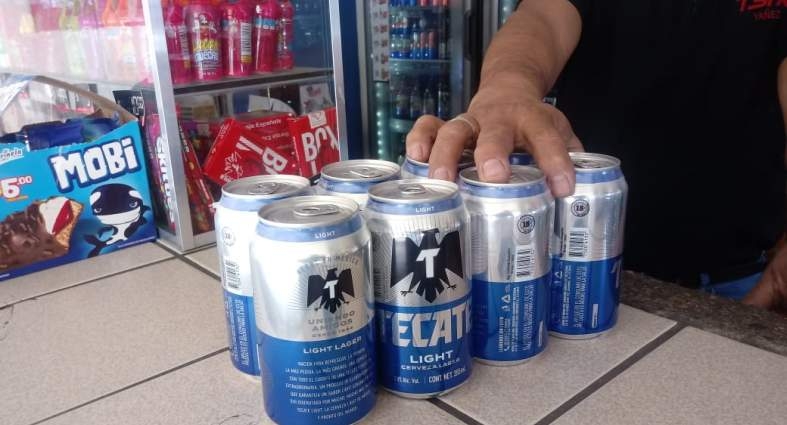 ¡Lo cacharon! Usaba camioneta del DIF para trasladar cerveza (FOTO)