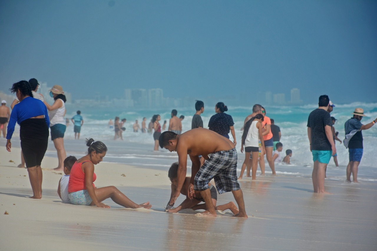 En el primer día de 2021 playas de Cancún lucen repletas de gente