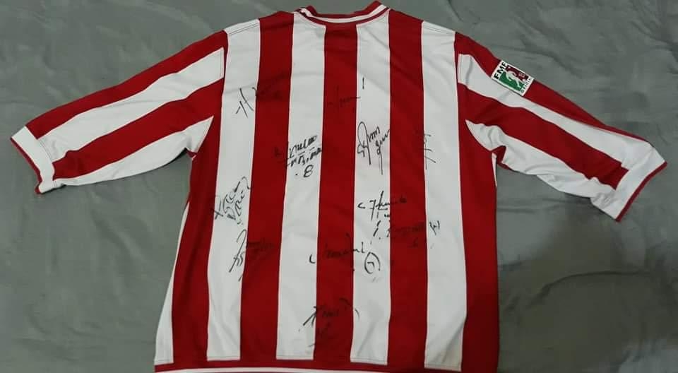 Joven de Cancún vende playera autografiada por las Chivas para salvar a su perro