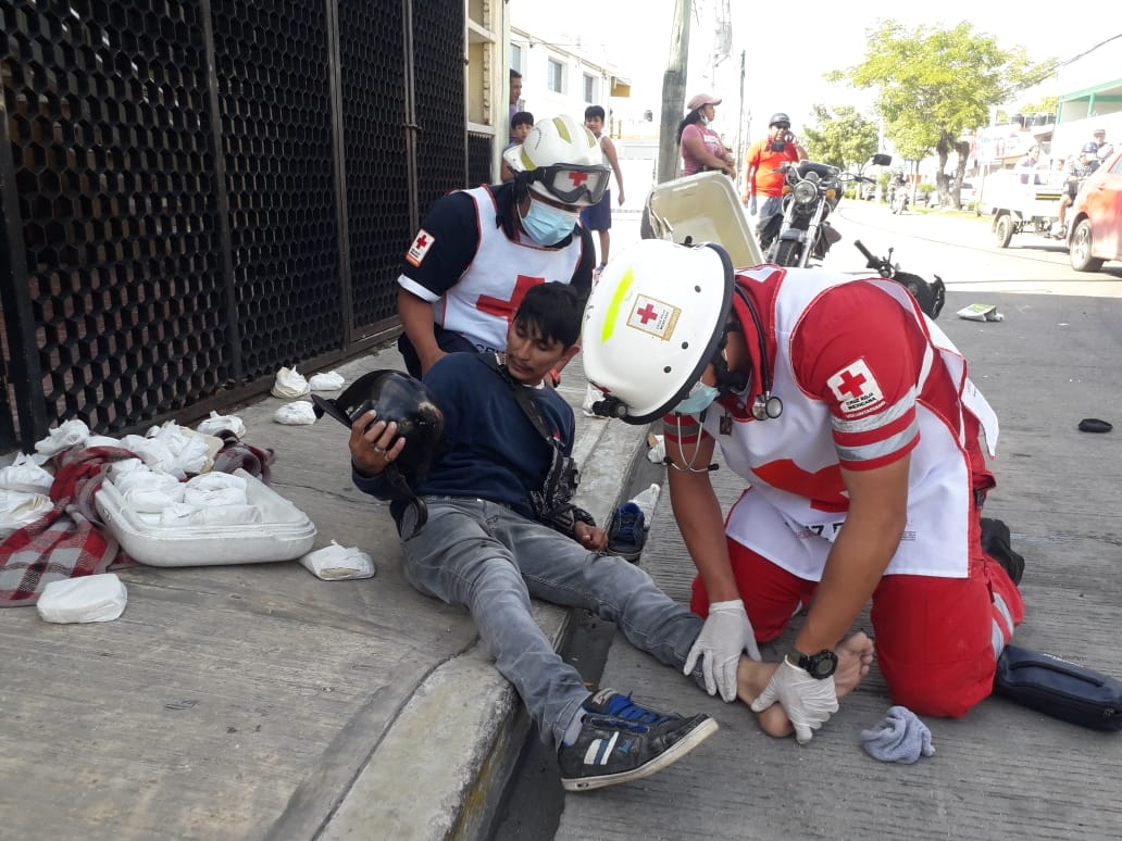 Repartidor de tortillas choca contra una camioneta en Ciudad del Carmen
