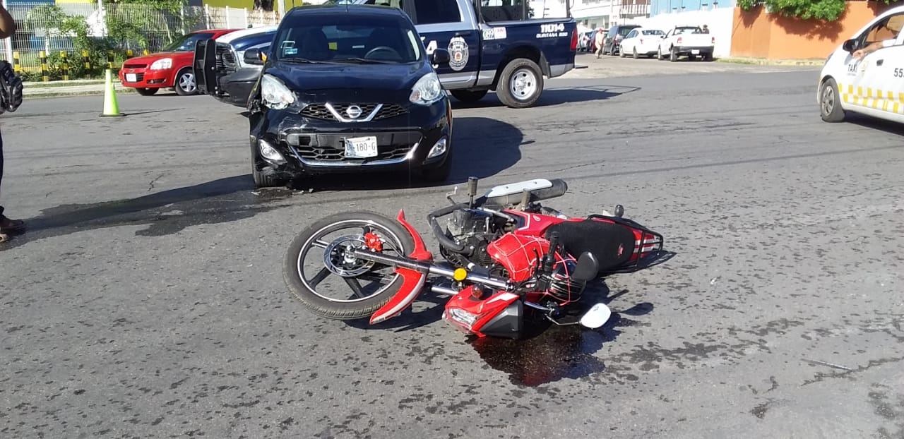 Conductor se estampa contra motociclista en Chetumal