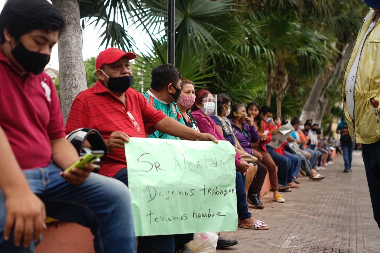 Comerciantes de "Mérida en Domingo" se manifiestan afuera del ayuntamiento