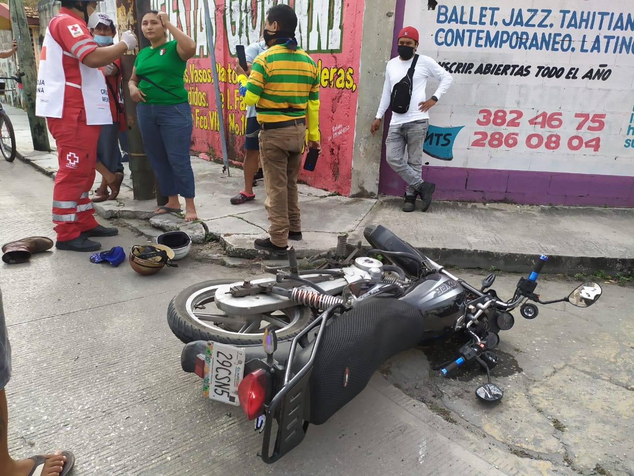 Taxista se pasa alto y arrolla a pareja en motocicleta en Ciudad del Carmen