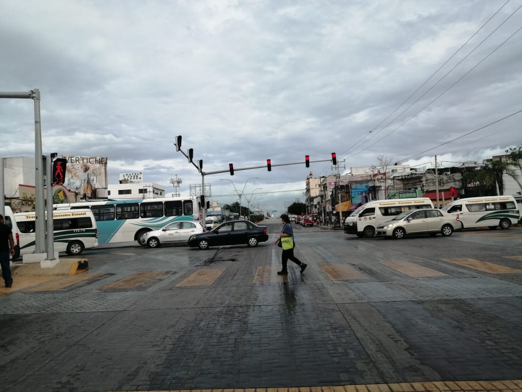 Los comerciantes informales dijeron que las lluvias intermitentes no les permitieron establecerse hasta pasado el mediodía