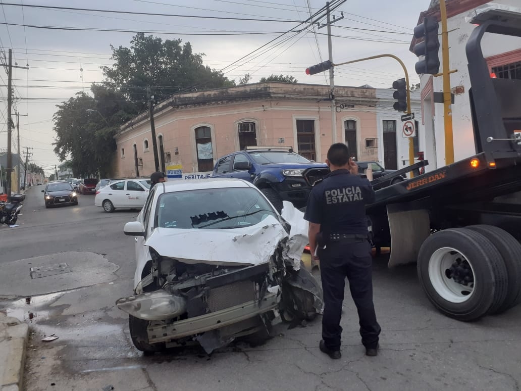 Mujer se pasa un alto y destroza su auto en Mérida