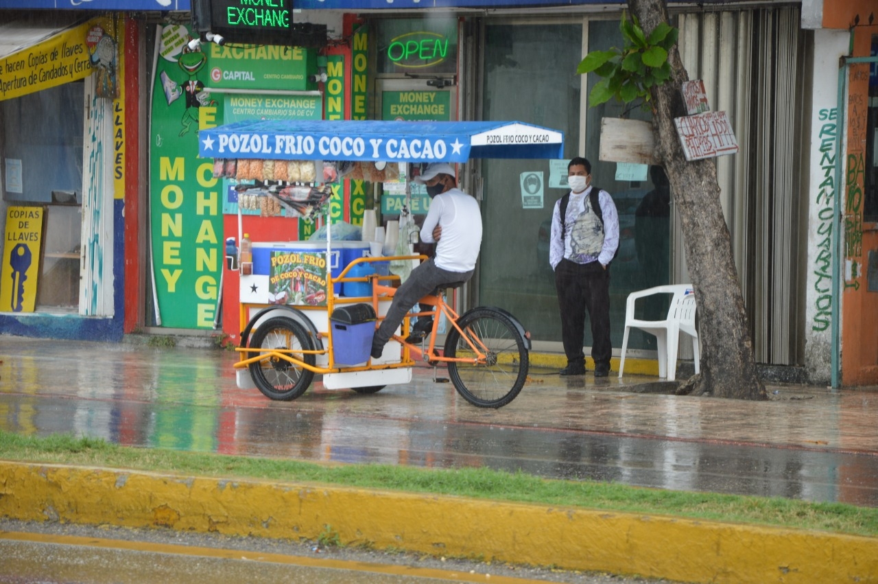 Lluvia 'espanta' a bañistas pero no a comerciantes de Playa del Carmen