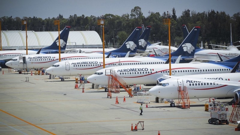 Aeroméxico solicita finalizar contratos colectivos con sobrecargos y pilotos