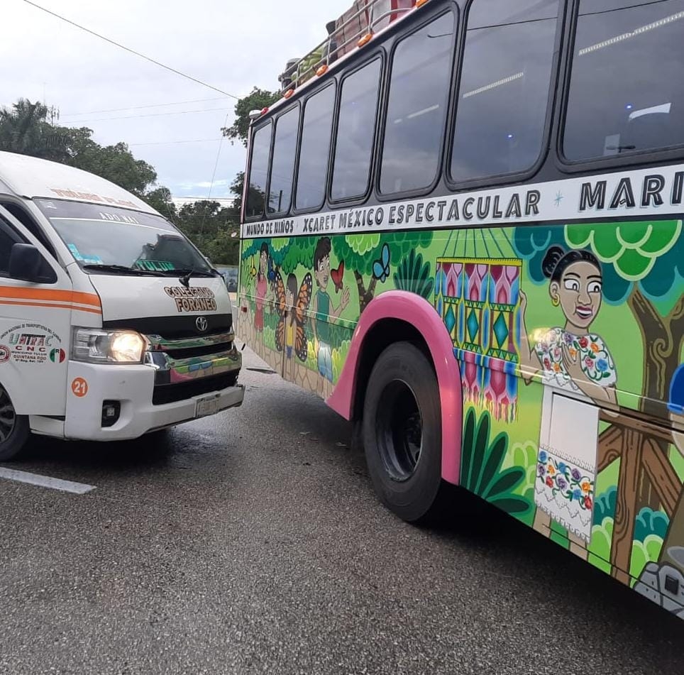 Autobús se estampa contra transporte foráneo en Playa del Carmen