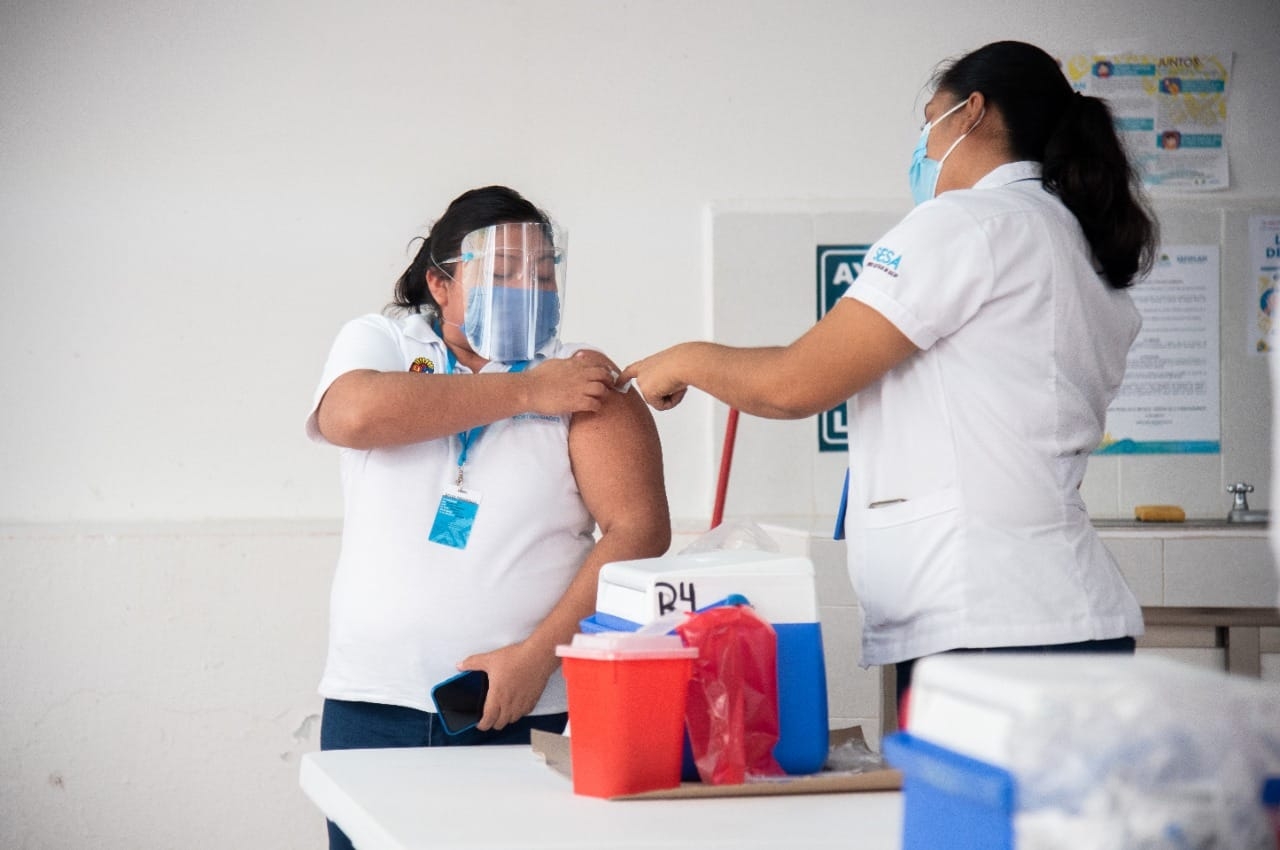 Mañana se aplicarán vacunas del COVID-19 a personal de salud de Quintana Roo