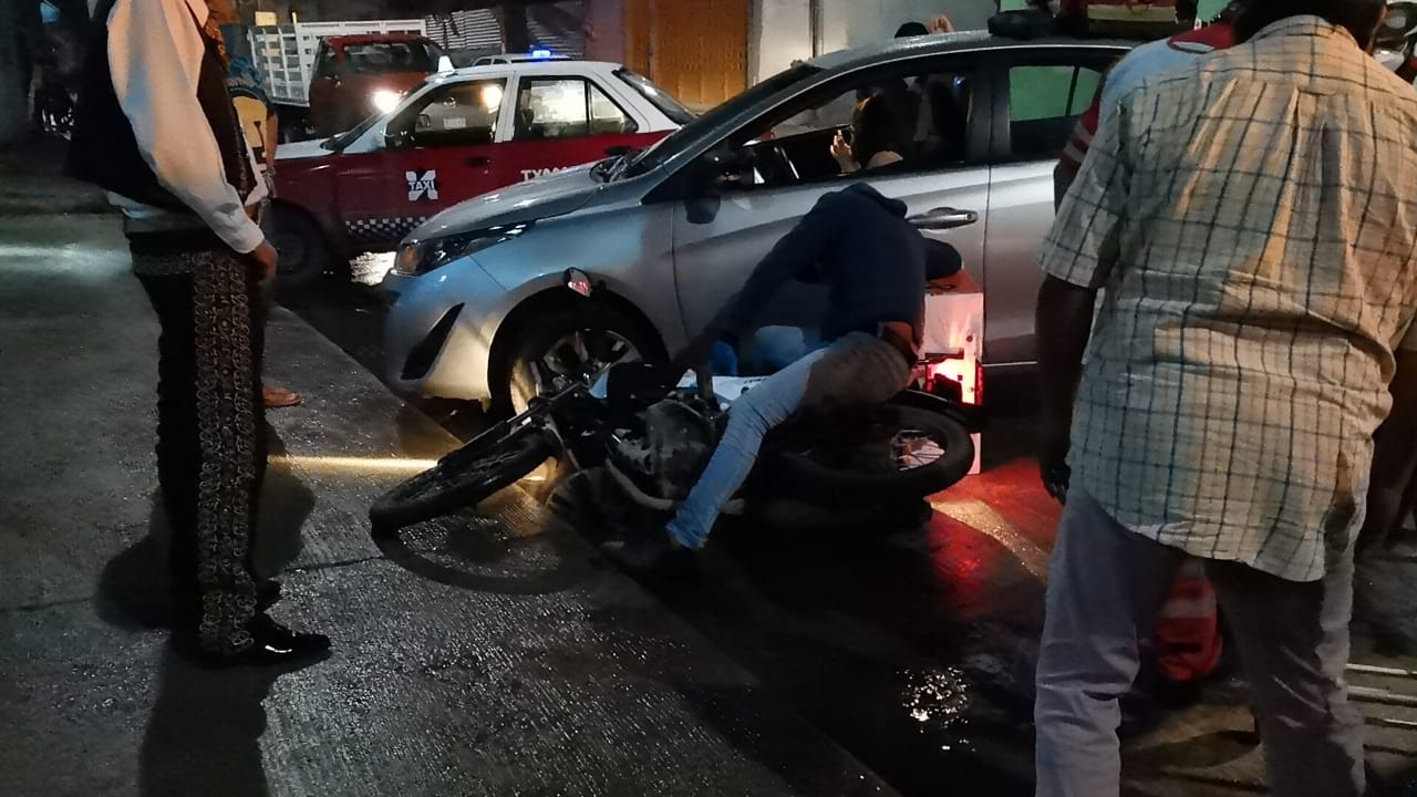 Motociclista termina prensado con auto en Ciudad del Carmen