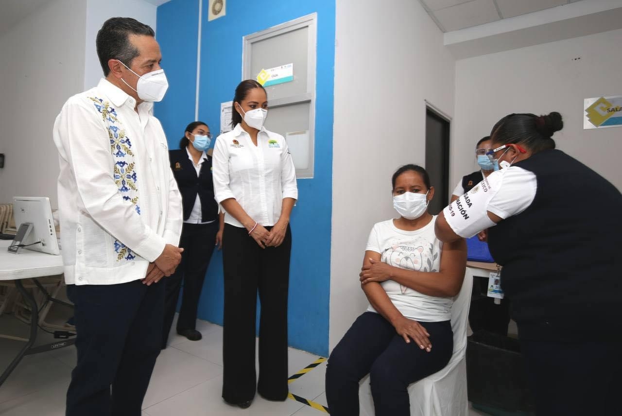 Juana Álvarez, primera enfermera en recibir la vacuna del COVID-19 en Quintana Roo