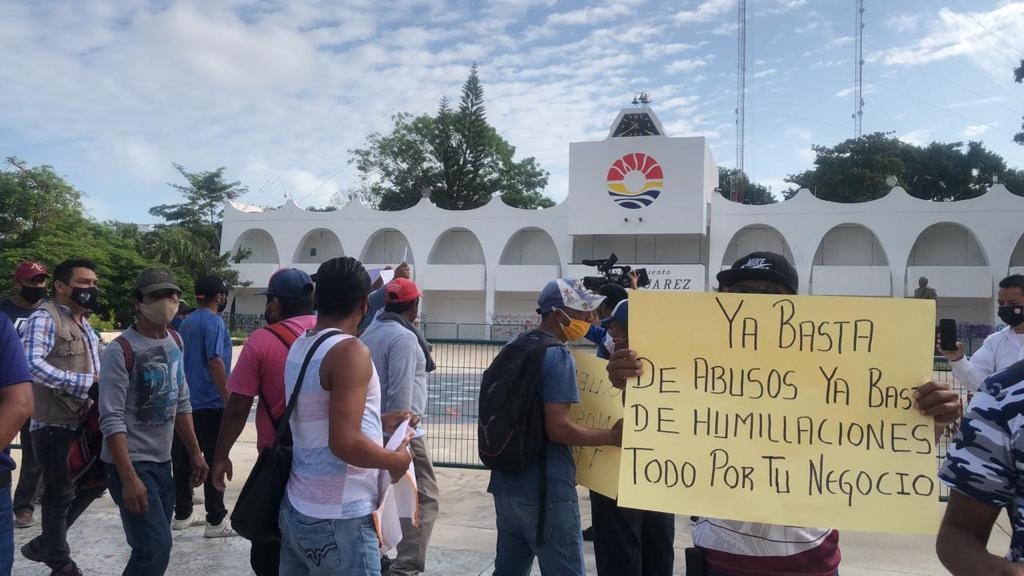 Los manifestantes arribaron con carteles al Palacio Municipal den Cancún