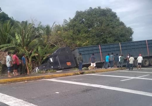 La pesada unidad terminó fuera de la carretera