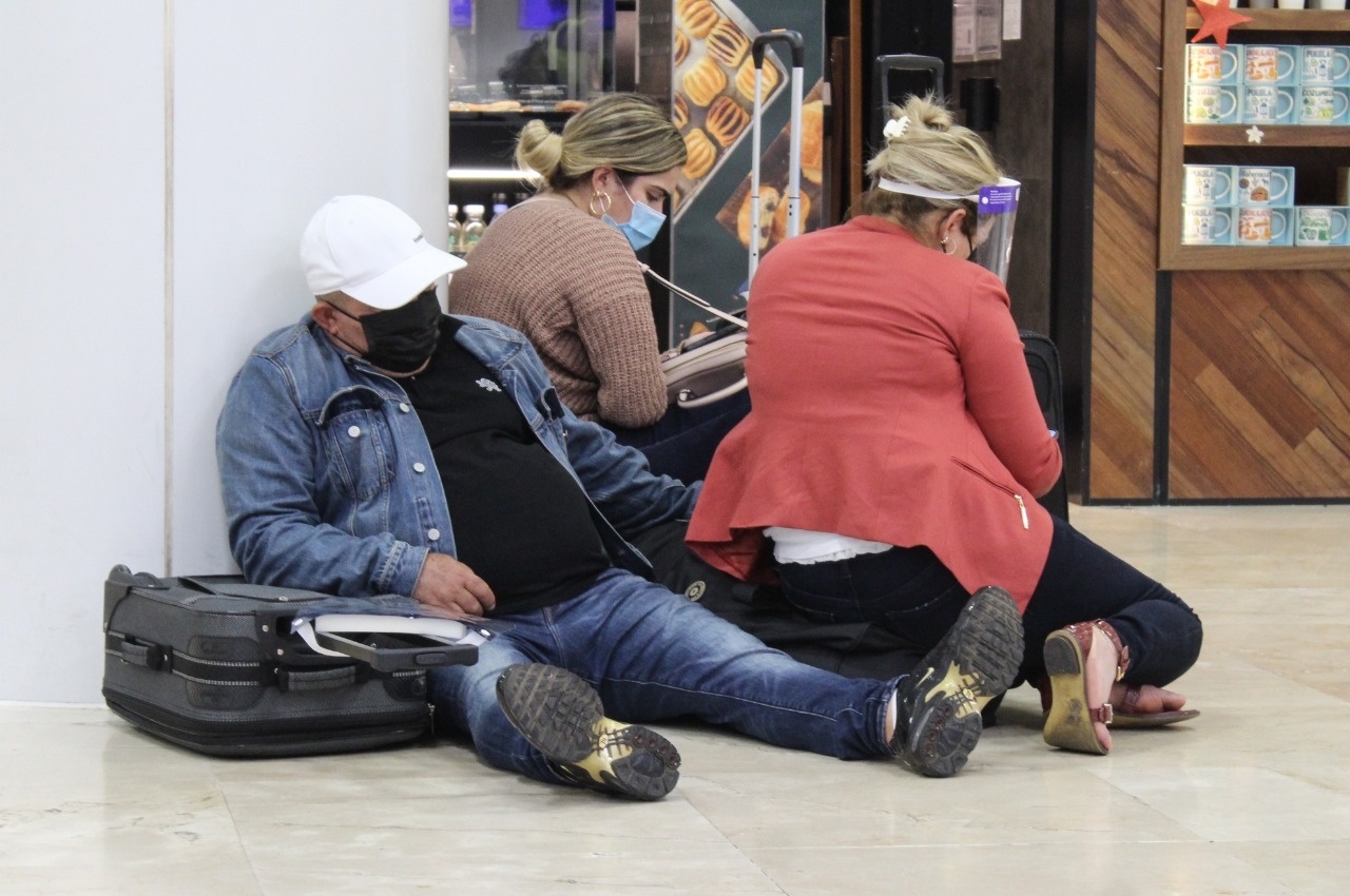 Turistas prefieren dormir en el aeropuerto de Cancún que hospedarse en algún hotel