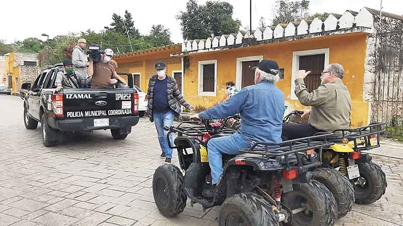 Reclaman a periodista internacional por manejar una cuatrimoto en Izamal