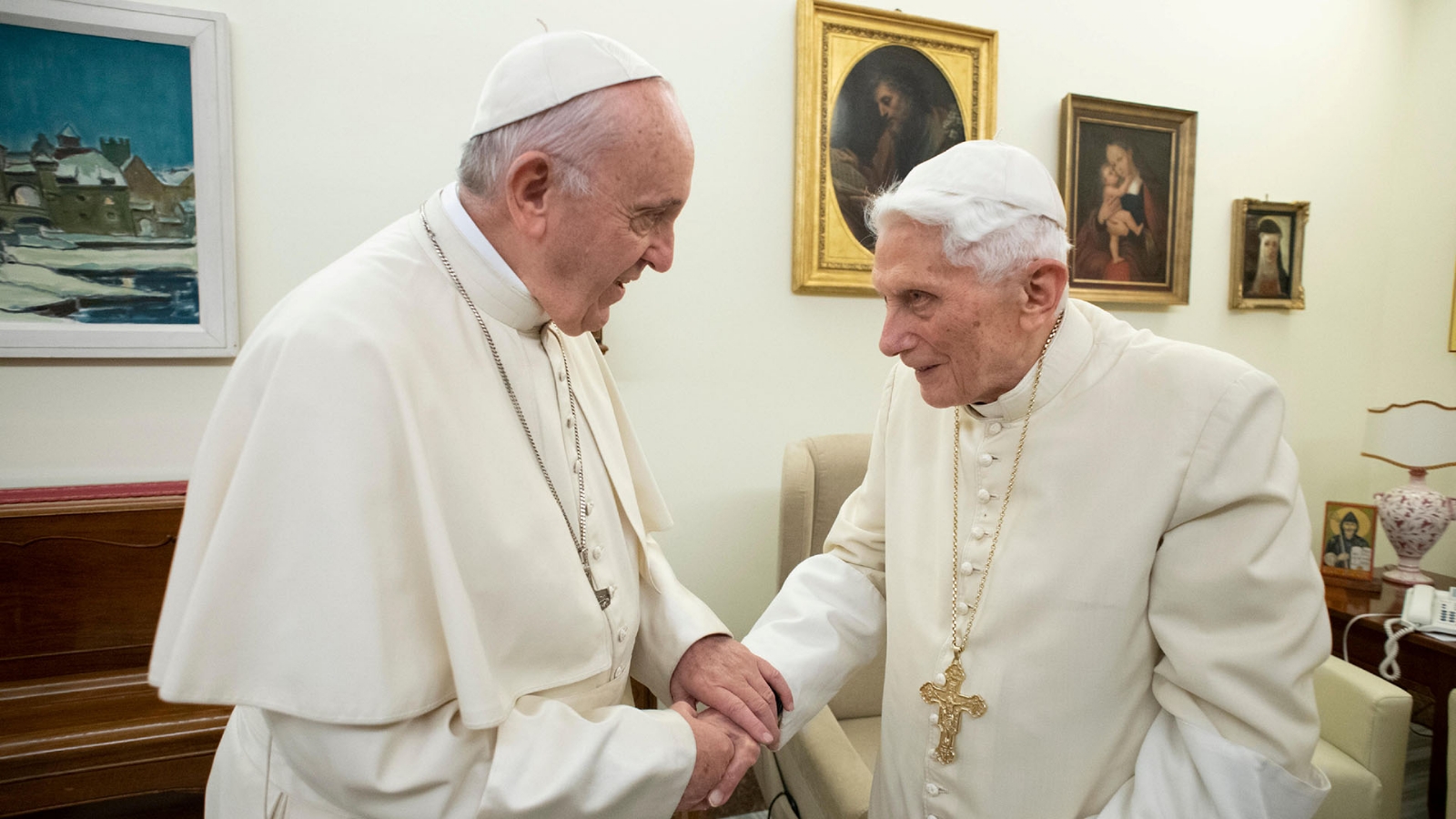 Papa Francisco y Benedicto XVI reciben vacuna contra el COVID-19
