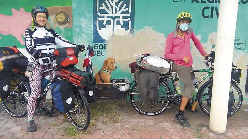 Pareja de ciclistas colombianos recorren Tixkokob