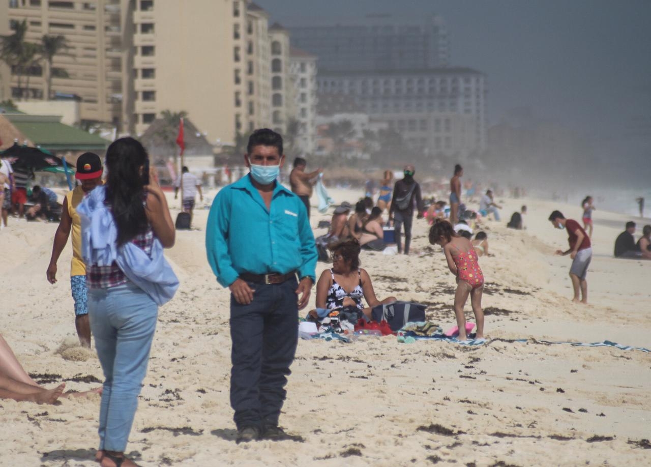 A pesar de la lluvia, turistas acuden a playas de Cancún