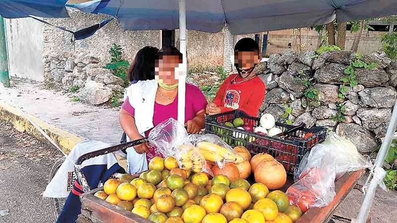 Hermanos venden fruta para ayudar a sus padres en Tizimín